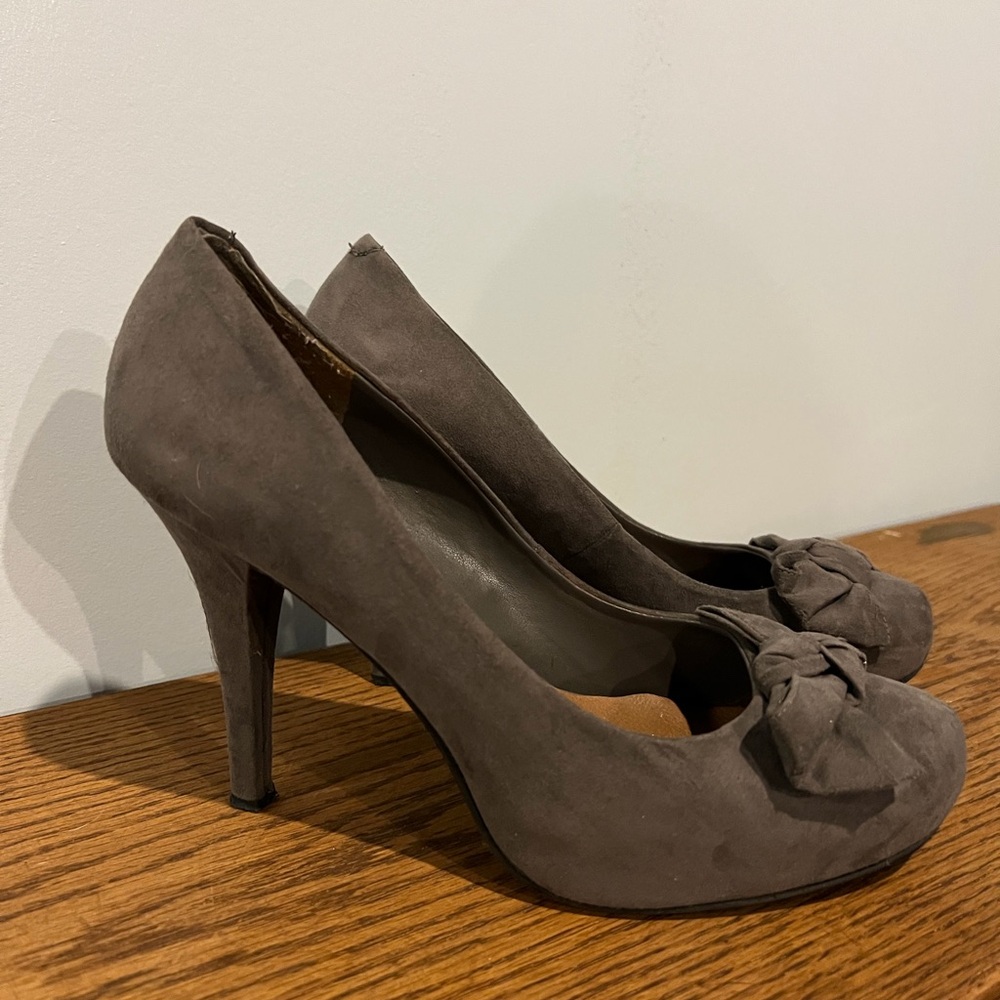 Guess Taupe Suede Bow Pump